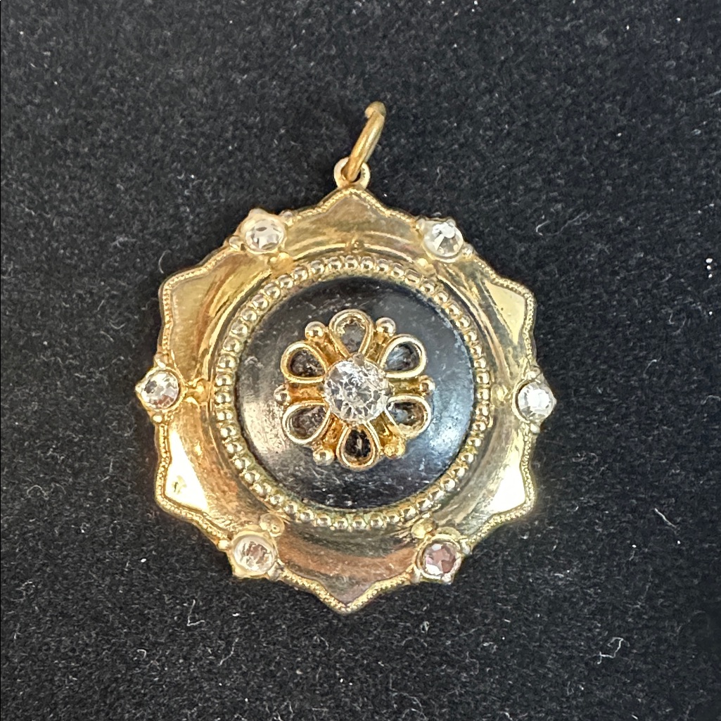 157- Vtge Coro Pegasus Gold Black Pendant With Rhinestones Chain Not Included 40$